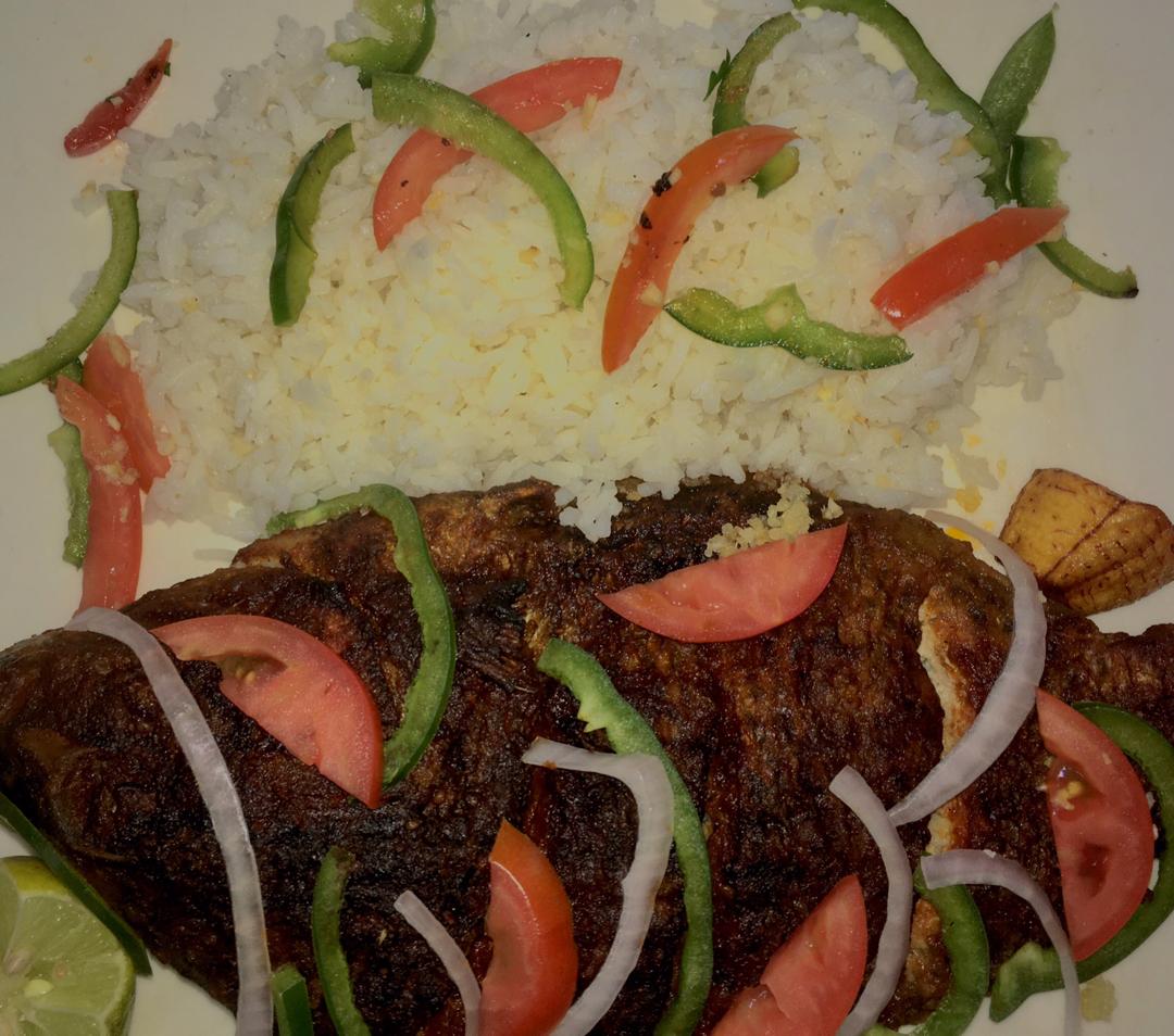 Poisson Braisé avec Riz Blanc