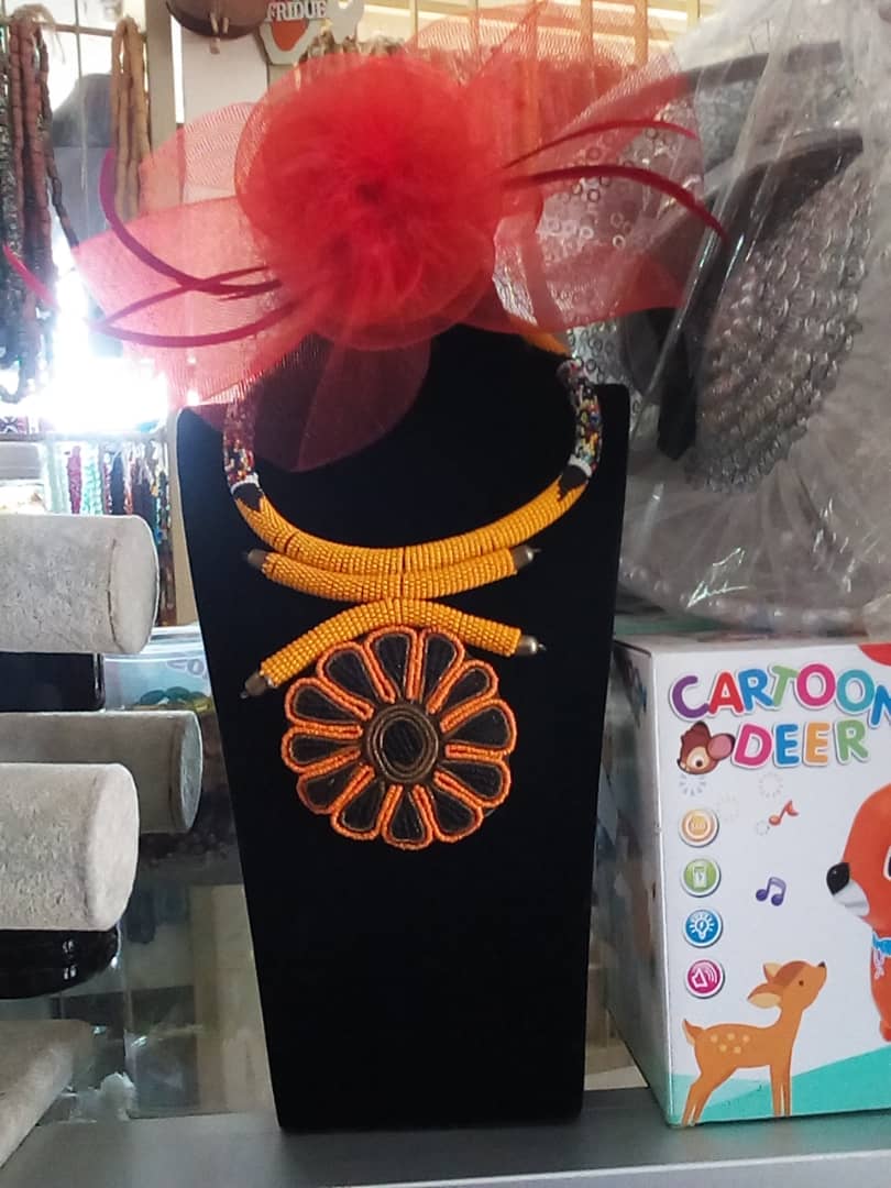 Collier en perle et chapeaux