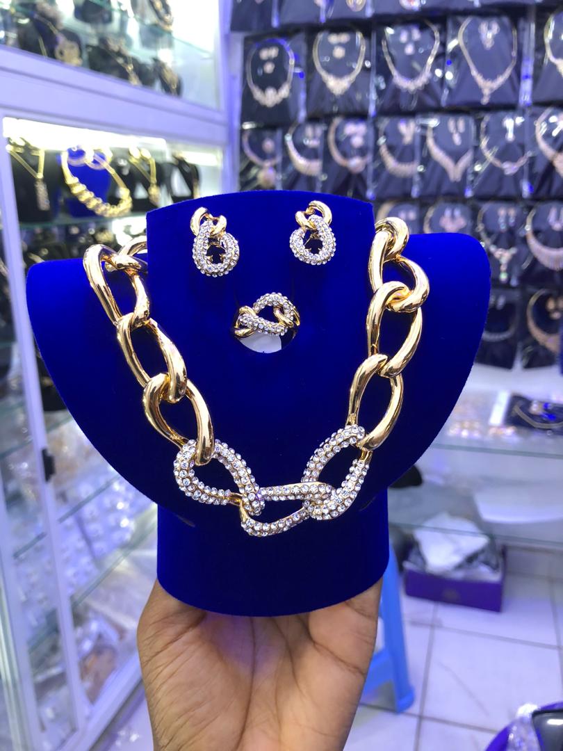 Collier en forme cerceau croisé