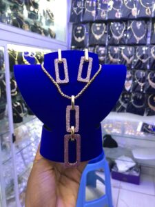 Collier en médaille rectangulaire