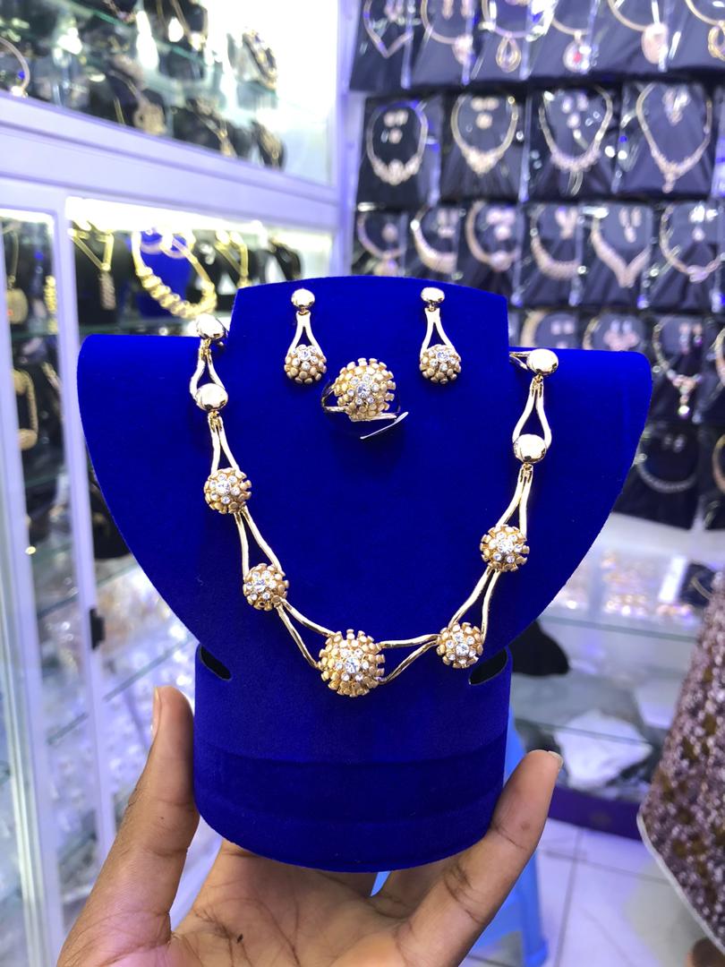 Ensemble de collier décoré