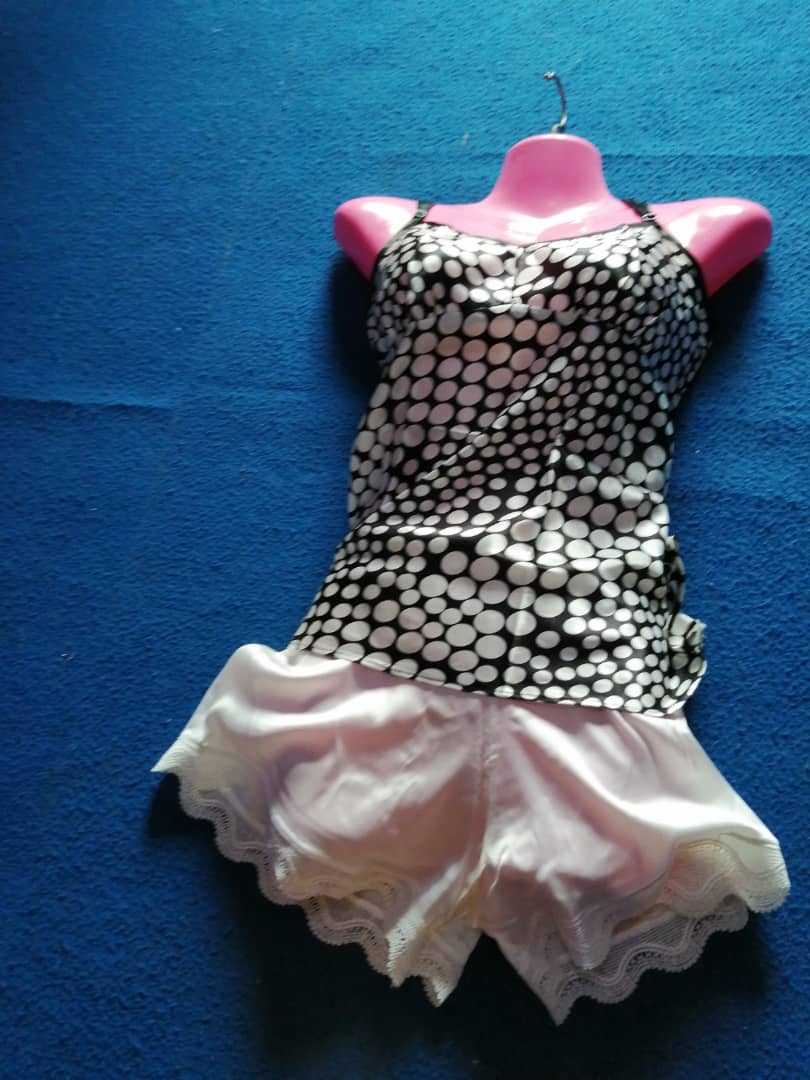 Haut blanc-noir et culotte blanche