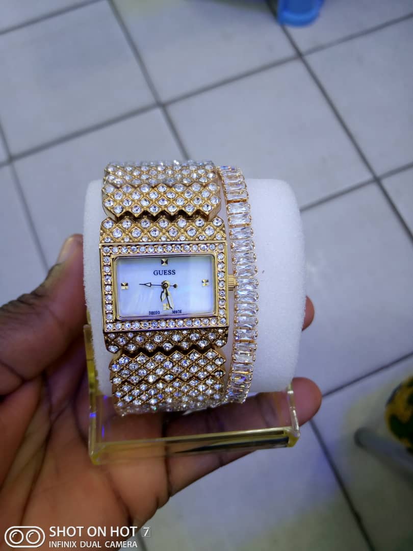 Montre Guest forme rectangle