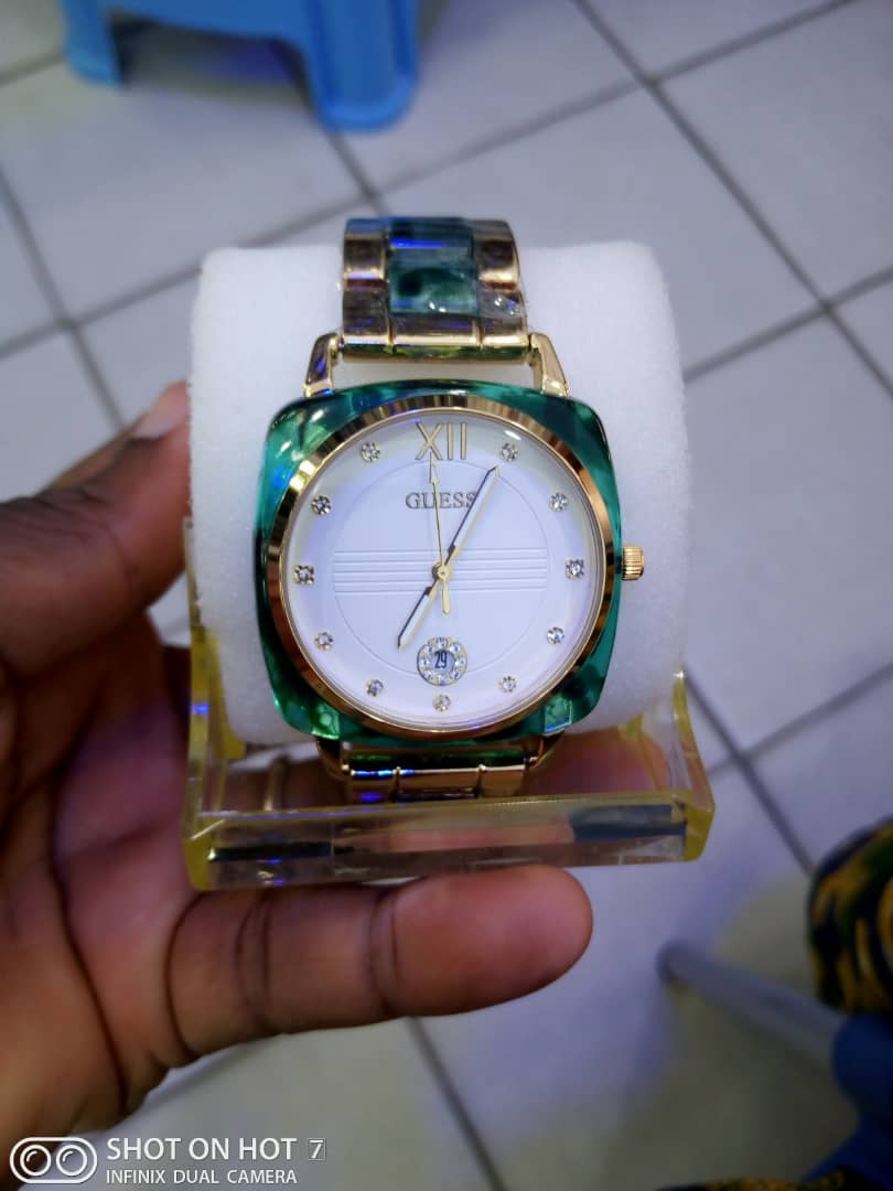 Montre de marque Guest