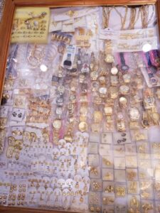 Montres et boucles d’oreilles