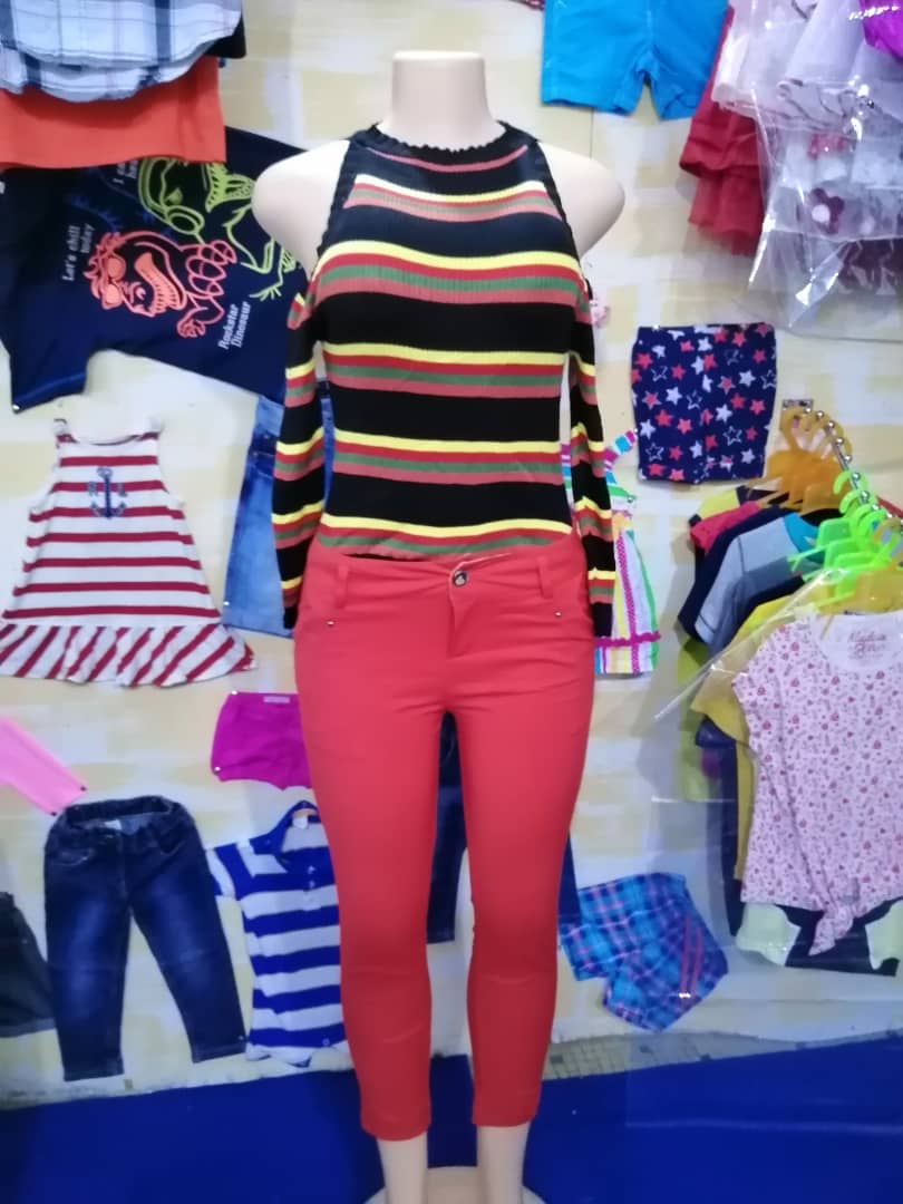 Pantalon rouge et haut raillé