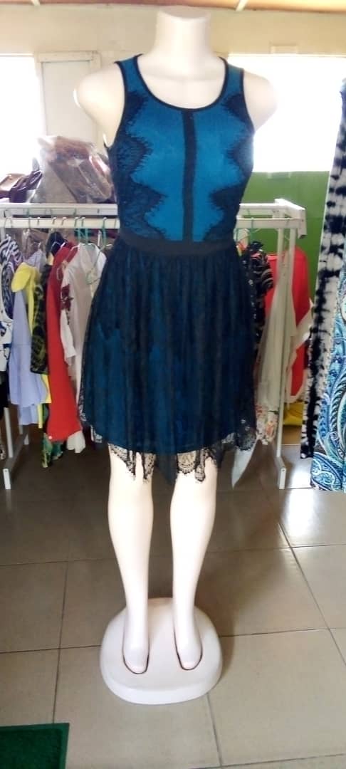 Robe bleue en filet