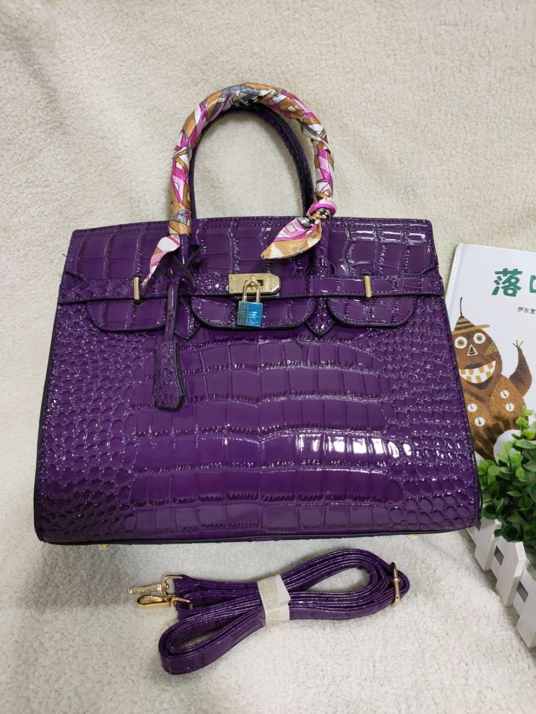 Sac de sortie décoré avec foulard