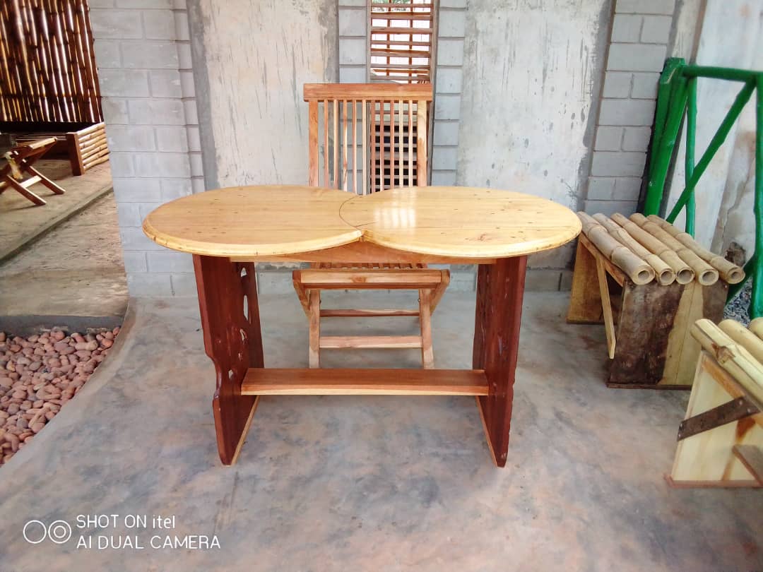 Un complet de table  pour vos bureaux et terrasse