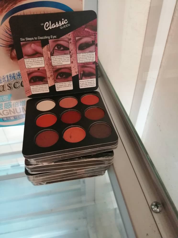 Restauration des ombres à paupières couleur.