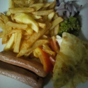 Frite de pomme de terre + saucisse de poulet + omelette