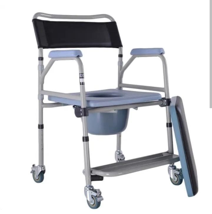 Chaise roulante avec pot