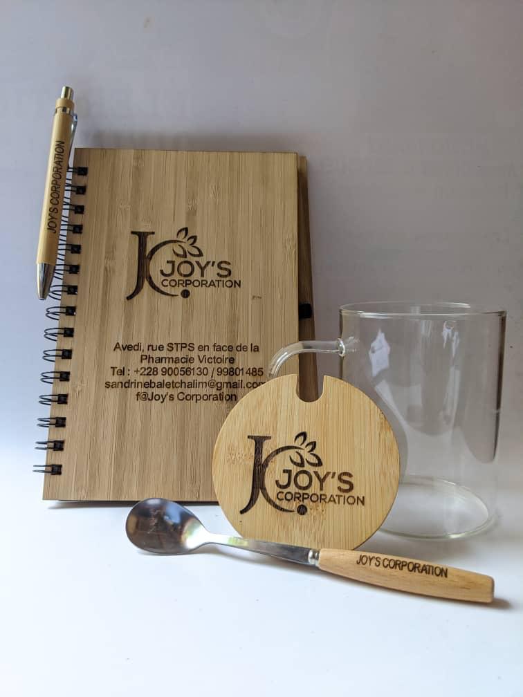 Bloc note + stylo +cuillère + gobelet transparent et couvercle en bois personnalisés