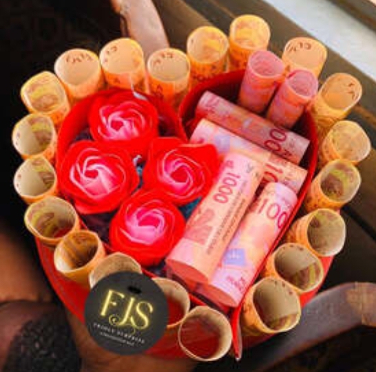 Bouquet d'argent avec billet de 500F et 1000F en cœur