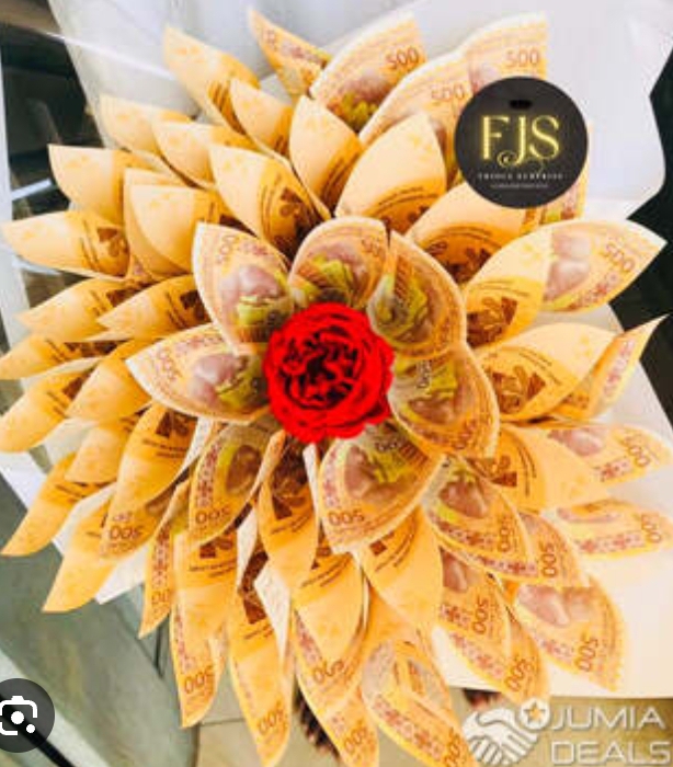 Bouquet d'argent avec billet de cinq cent FCFA