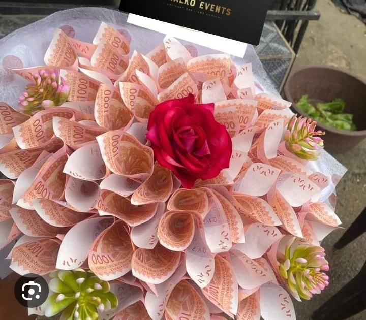 Bouquet d'argent avec billet de mille FCFA