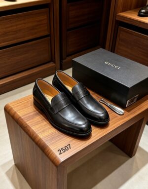 CHAUSSURE GUCCI CUIR LISSE BRILLANT EN CARTON