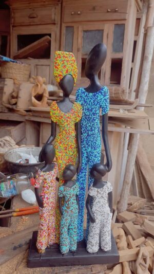 SCULPTURES EN BOIS ARTISANALES DE FAMILLE COMPLETE