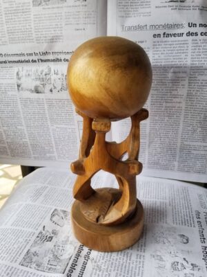 SCULPTURE EN BOIS DE LA SOLIDARITE ( SILHOUETTES PORTANT LE MONDE SUR LEURS EPAULES )