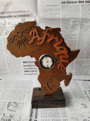 HORLOGE DE BUREAU SCULPTE EN BOIS FORME AFRIQUE