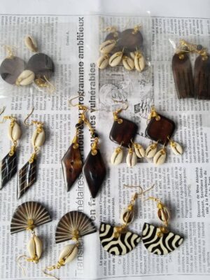 BOUCLES D'OREILLES ARTISANALES BOIS ET CAURIS