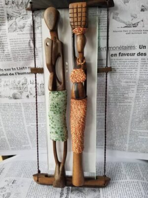 COUPLE DE STATUETTES SCULPTE EN BOIS AVEC DES PERLE