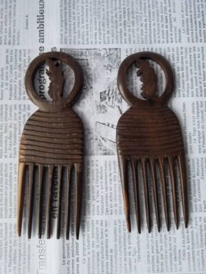 PEIGNE A CHEVEUX SCULPTE EN BOIS