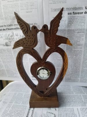 HORLOGE DECORATIVE EN BOIS COEUR ET COLOMBE
