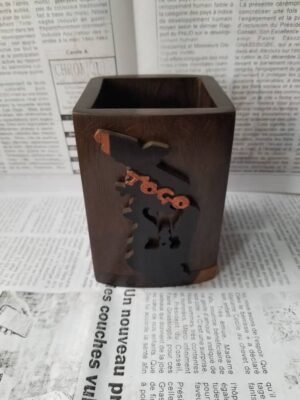 POT A CRAYONS / VIDE-POCHE EN BOIS AVEC LA CARTE DU TOGO