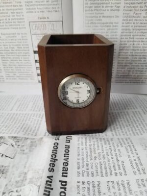 POT A CRAYONS EN BOIS AVEC HORLOGE INTEGREE