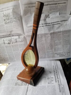 SCULPTURE TROPHEE EN BOIS ( RAQUETTES DE TENNIS+BALLE )