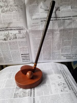 SCULPTURE DE TROPHEE EN BOIS ( CLUB DE GOLF + BALLE )