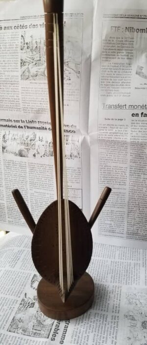 KORA SCULPTE EN BOIS ( INSTRUMENT ARTISANALE DES GRIOTS )