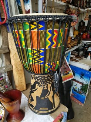 DJEMBE TRADITIONNEL AFRICAIN SCULPTE EN BOIS