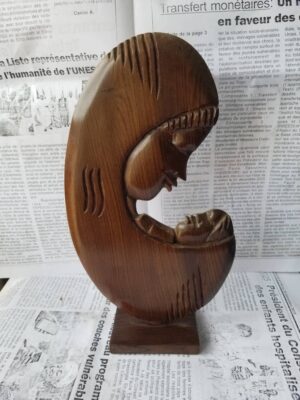 SCULPTURE EN BOIS AMOUR MATERNEL