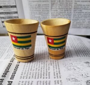 VERRES A LIQUEUR EN BOIS AVEC DRAPEAU DU TOGO